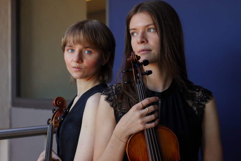 "Unexpected Treasures" - extraordinary works for two violins | Nina Schaible & Leonie Seemann (hmt Rostock), &copy; Nina Schaible & Leonie Seemann / hmt Rostock (bereitgestellt)