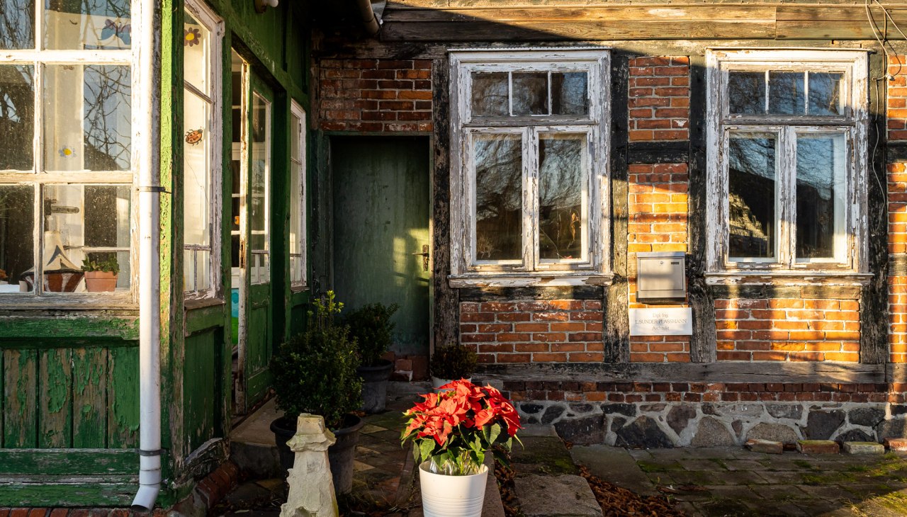 Front and entrance to Boitin manor house, © DOMUSimages