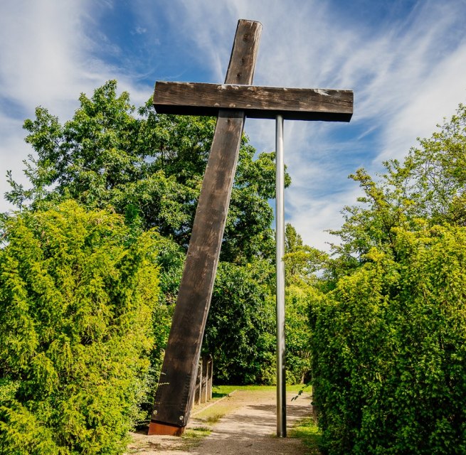 Gest&uuml;tztes Kreuz am Eingang zur Mahn- und Gedenkst&auml;tte F&uuml;nfeichen // &copy; Christian Thiele