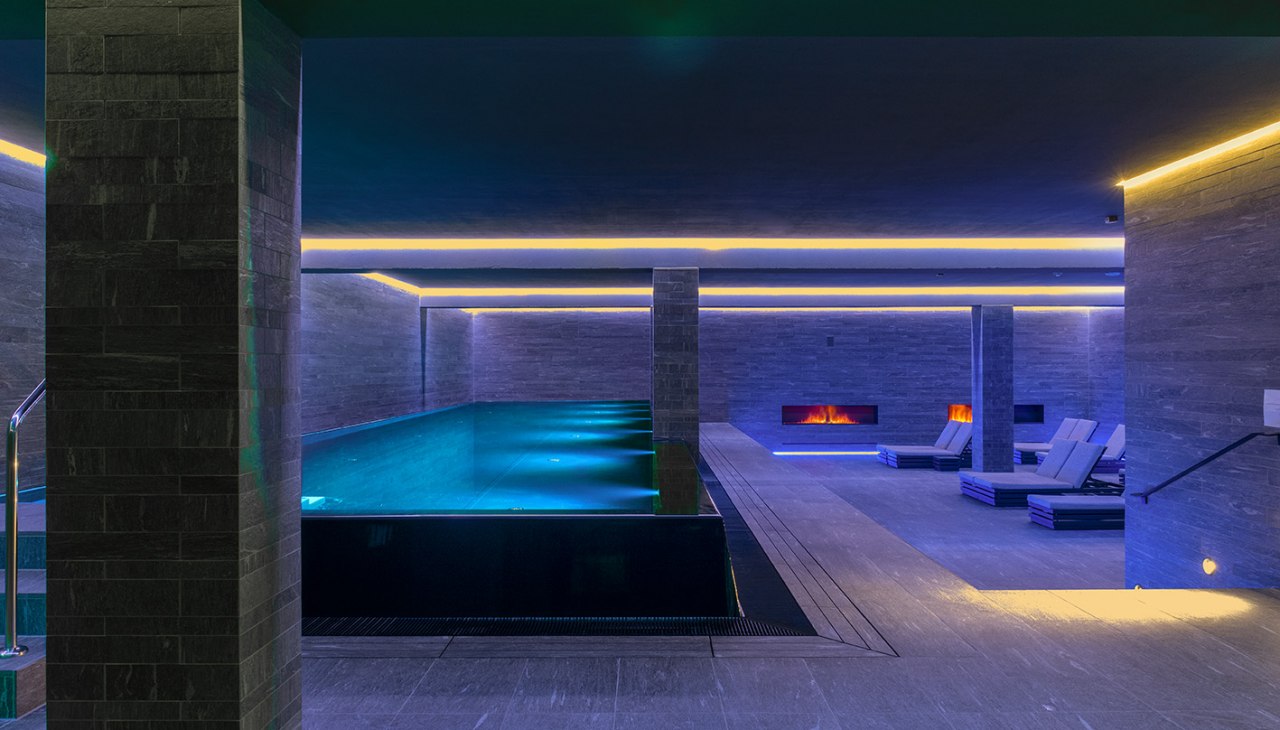 Relaxation in the pool area of the spa at the Loev - Vela Hotel in Binz on the island of R&uuml;gen, &copy; VELA Hotels AG