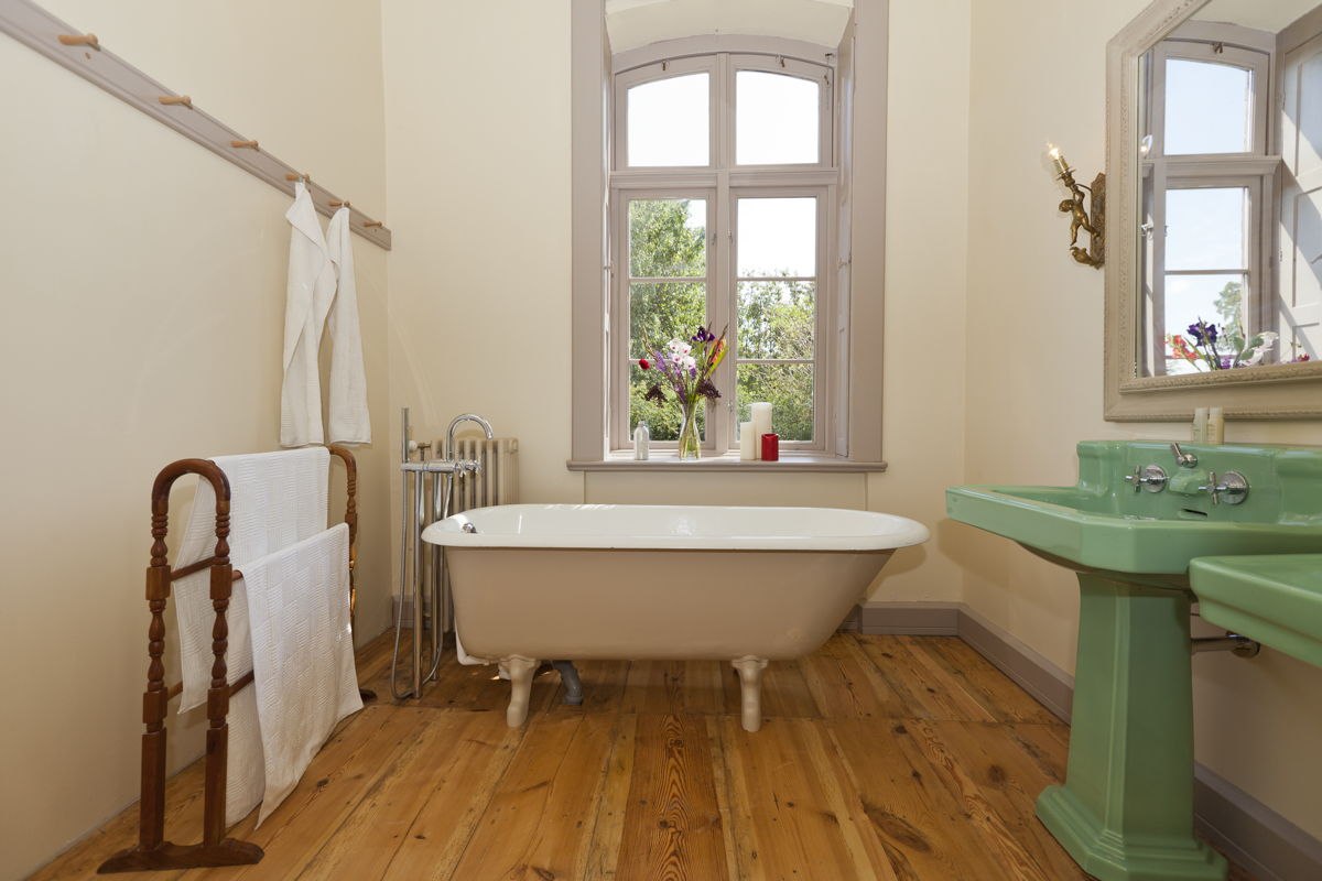 Badkamer in de vakantiewoning Rheinsberg in het landhuis Lexow, &copy; Gutshaus Lexow