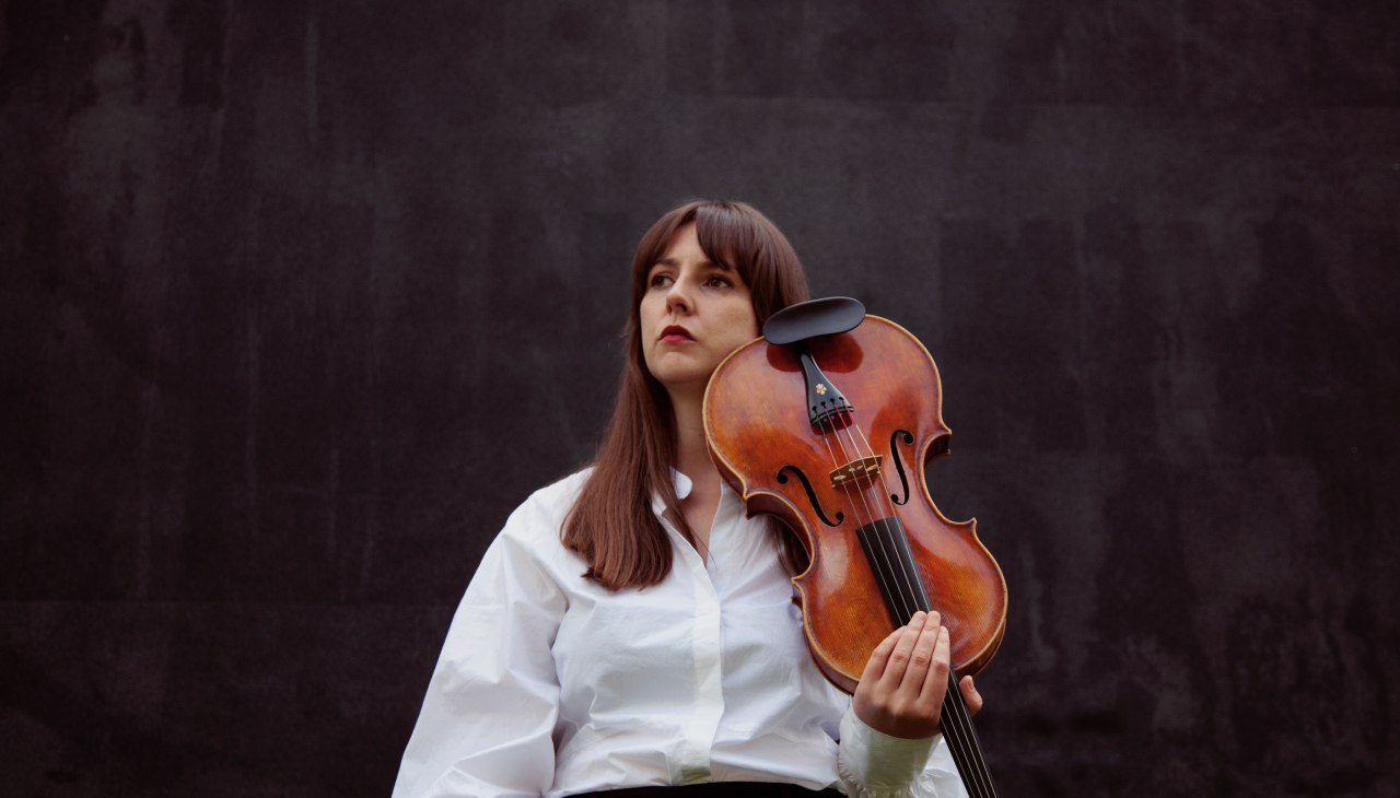 Neasa Ni Bhriain met altviool, &copy; Neasa Ni Bhriain