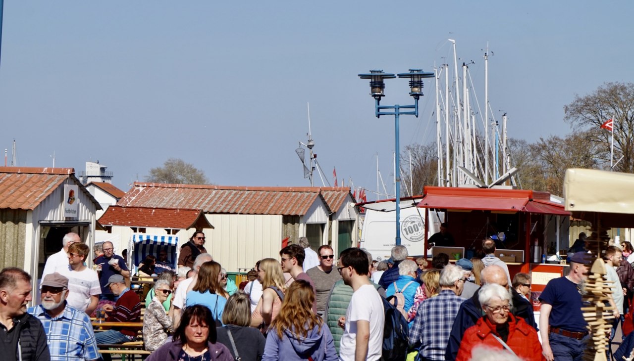 Fresh herring and many regional traders at the Vorpommern fish market., &copy; Gudrun Koch