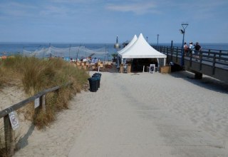 Barrierefreier Strandzugang an der Seebr&uuml;cke in Zingst // &copy; TV FDZ