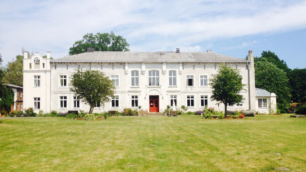 Een van de oudste landhuizen in Mecklenburg ligt direct aan zee en de zoutlagune in Roggow., © Herrenhaus Roggow