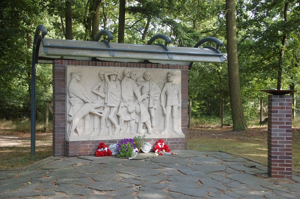Een muurreliëf herdenkt de slachtoffers van het subkamp in Wöbbelin. // © Gabriele Skorupski Een muurreliëf herdenkt de slachtoffers van het subkamp in Wöbbelin. // © Gabriele Skorupski