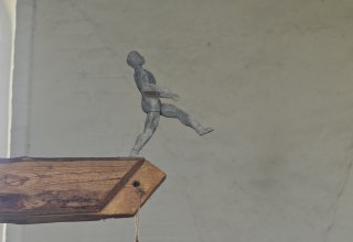 Figur geht über Balken im leeren Kirchenraum // © Christian Böhler Figur geht über Balken im leeren Kirchenraum // © Christian Böhler