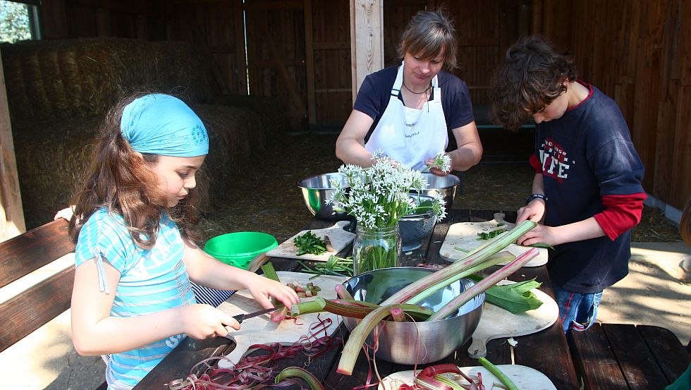 Gdy jest ładna pogoda, czasami przenosimy prace kuchenne na zewnątrz // © LandWert Schulbauernhof Gdy jest ładna pogoda, czasami przenosimy prace kuchenne na zewnątrz // © LandWert Schulbauernhof