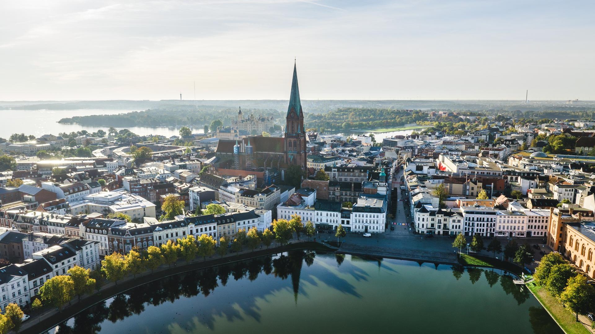 Schwerin centrum met koepel vanaf de Pfaffenteich vijver bij zonsopgang vanuit de lucht