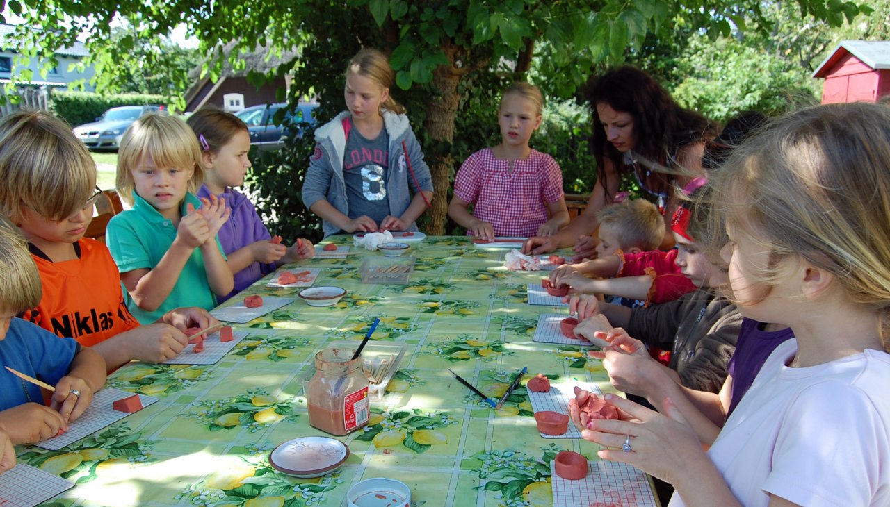 Młodzi garncarze podczas lata dla dzieci, &copy; Kurverwaltung Ahrenshoop &middot; Foto Birgit Barth