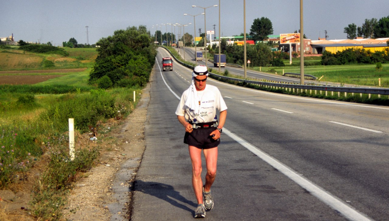 Ronald Prokein idący drogą, © Ronald Prokein