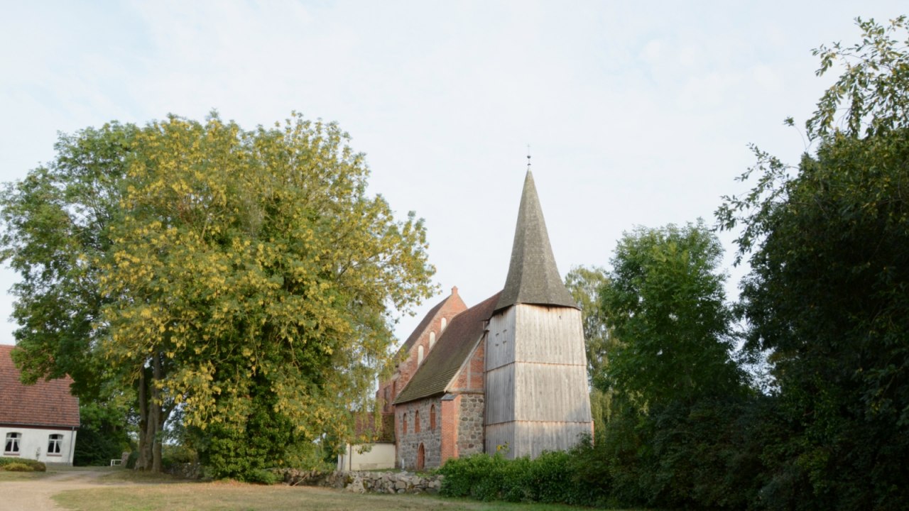 The medieval village church of Kuppentin in late summer. // &copy; Tourismusverband Mecklenburg-Schwerin