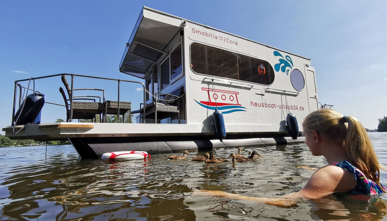 Woonboot bij Badestop in de baai van Mecklenburg-Vorpommern, © Smobilia GmbH & Co. KG