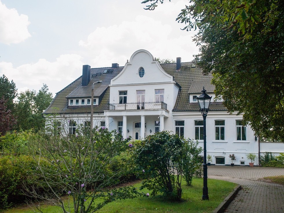 the idyllically situated manor house Gubkow // &copy; Frank Burger