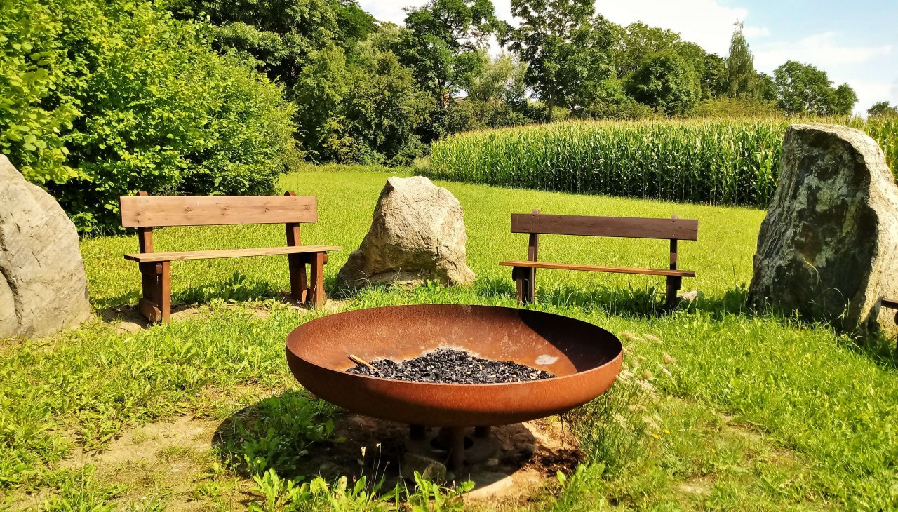 The fireplace in the boulder garden invites you to linger. Here you can make a small fire, grill sausages, or just sit comfortably together., &copy; Wolfgang Mamat