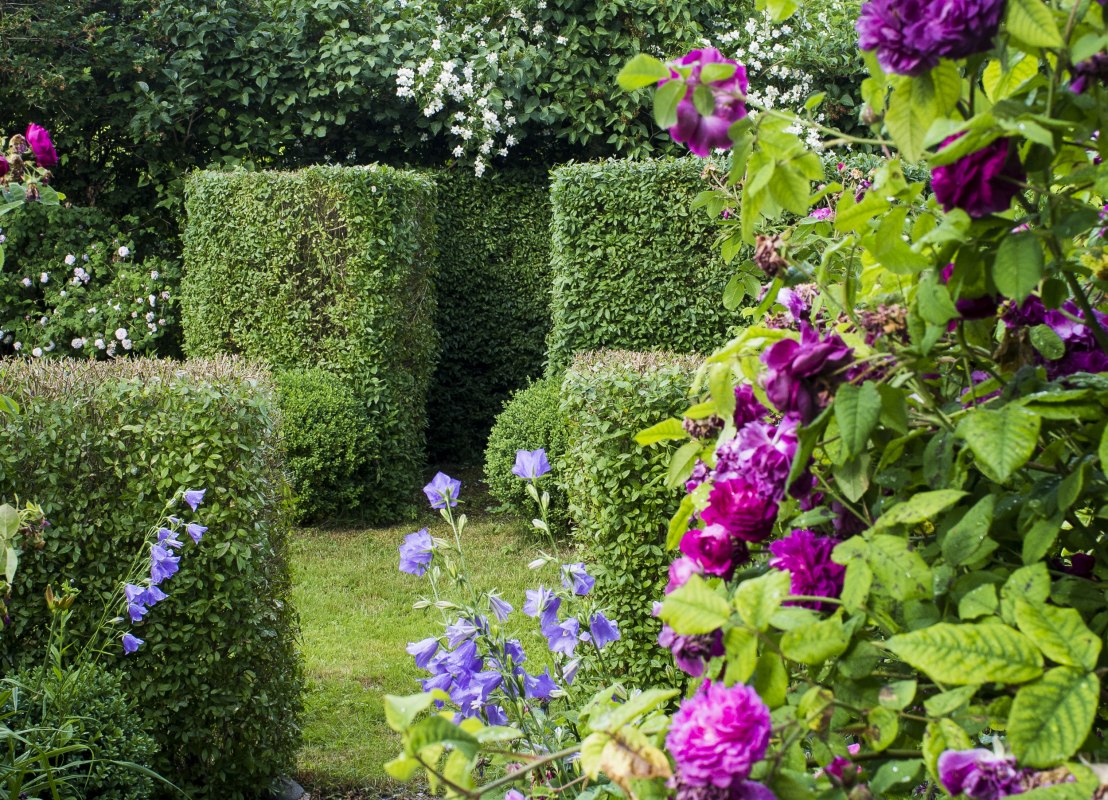 Art & space in the garden of the Altbauhof manor house // &copy; Gutshaus Altbauhof / Tim Kellner