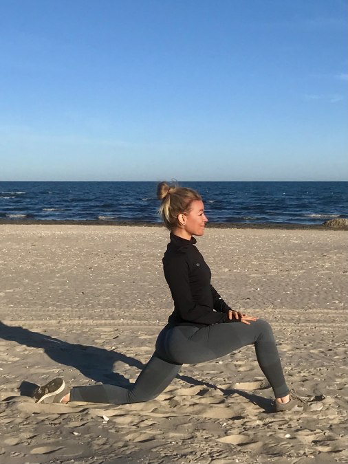 Trenerka fitness Lisa Moschell na plaży na wyspie Uznam, © Lisa Moschell Trenerka fitness Lisa Moschell na plaży na wyspie Uznam, © Lisa Moschell