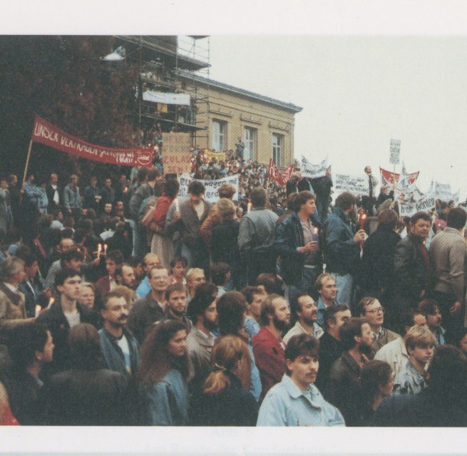 The photo shows the demonstration at the Alter Garten on October 23, 1989. // © Volker Jennerjahn The photo shows the demonstration at the Alter Garten on October 23, 1989. // © Volker Jennerjahn