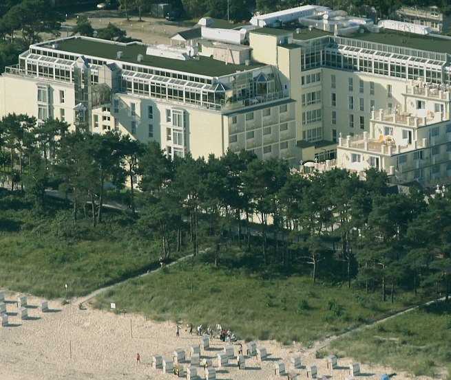 Direct aan het kilometerslange zandstrand van Binz. Geniet van het geluid van de zee en breng een vakantie door op een toplocatie., © Rugard Strandhotel
