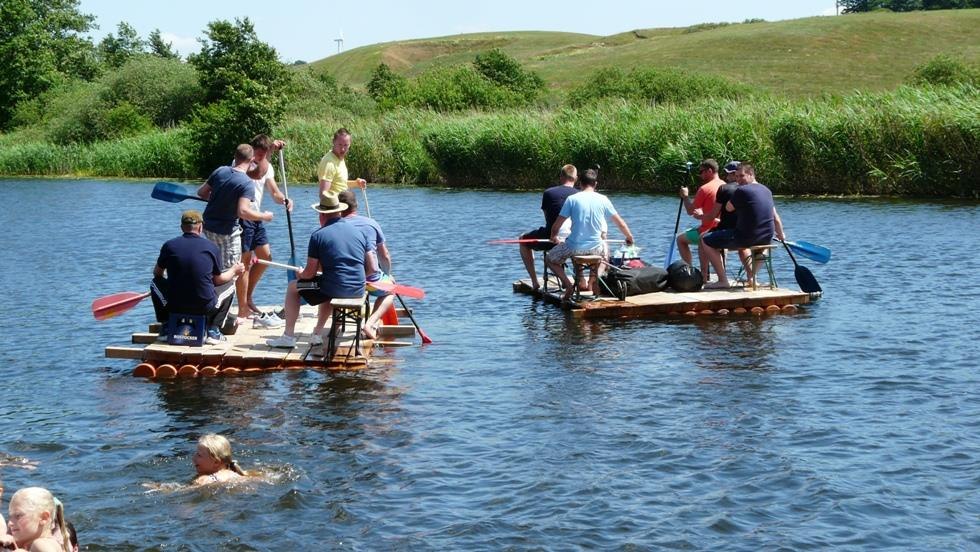 Groep peddelaars op twee zelfgebouwde vlotten, &copy; Sven-Erik Muskulus