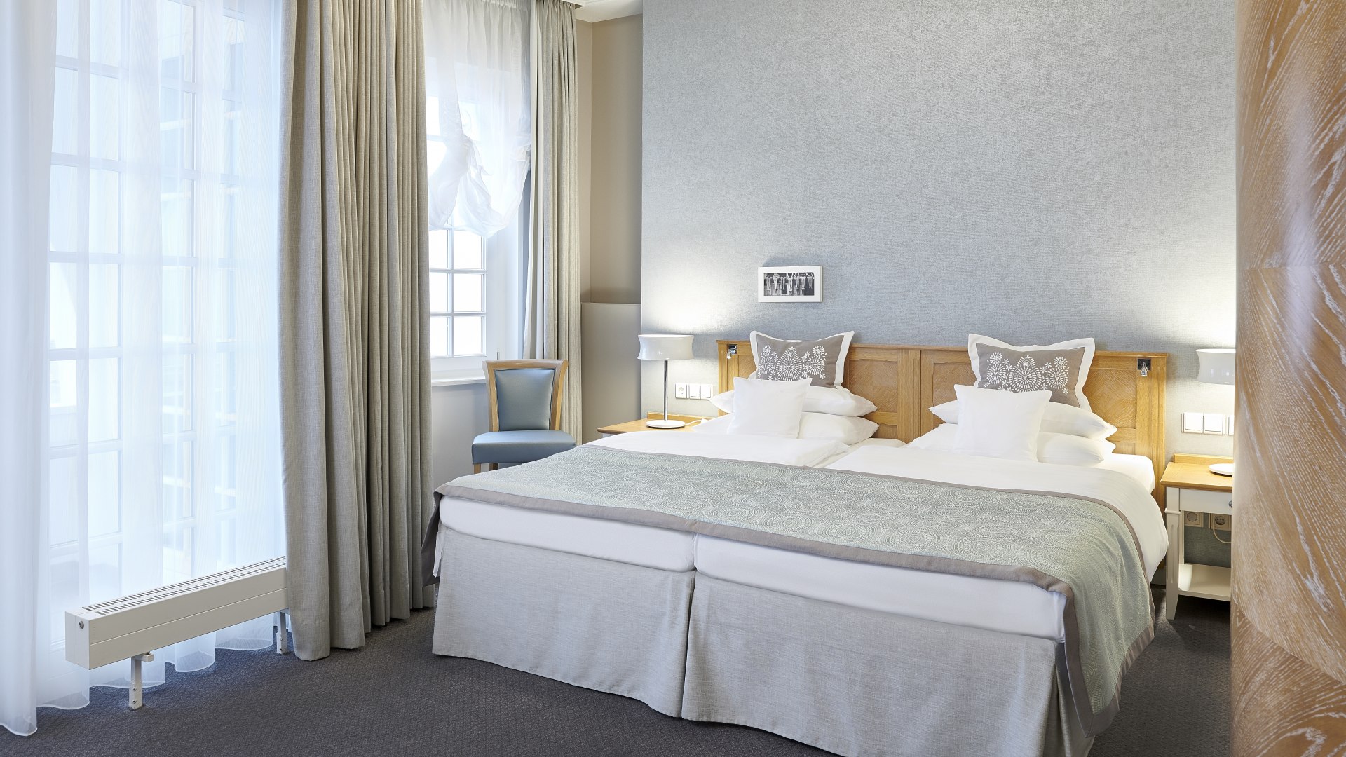 Insight into a bedroom of a junior suite in Hotel Kurhaus Binz- // Insights into the rooms of the Kurhaus: The bedroom of a junior suite // © Kurhaus Binz Insight into a bedroom of a junior suite in Hotel Kurhaus Binz-