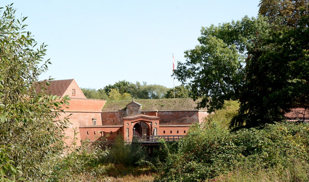 Vestingpoort van de vesting Dömitz gezien vanaf de Elbe-dijk, © Tourismusverband Mecklenburg-Schwerin