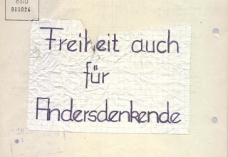 Flugblatt mit der Aufschrift "Freiheit auch f&uuml;r Andersdenkende" // &copy; Bundesarchiv/Stasi-Unterlagen-Archiv