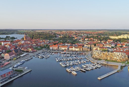 Luchtfoto van de haven in Waren (Müritz) // © MV-T/Gohlke Luchtfoto van de haven in Waren (Müritz) // © MV-T/Gohlke