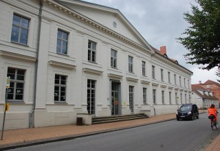 Heute beherbergt das Geb&auml;ude die Fritz-Reuter-Grundschule Ludwigslust. // &copy; Gabriele Skorupski