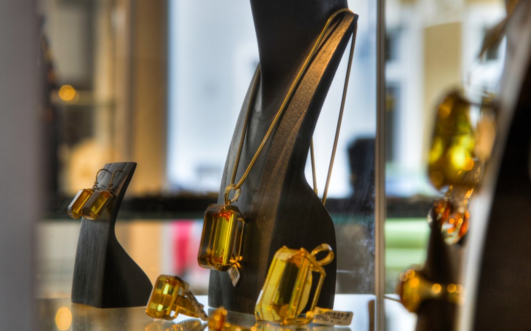 Fijne sieraden gemaakt van het goud van de zee - barnsteen, © Uta Erichson