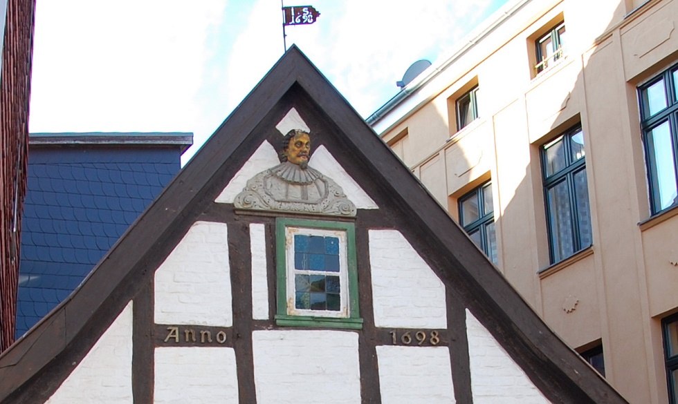 Het jaartal en het hoofd sieren de gevel van het commodehuis., © Gabriele Skorupski Het jaartal en het hoofd sieren de gevel van het commodehuis., © Gabriele Skorupski