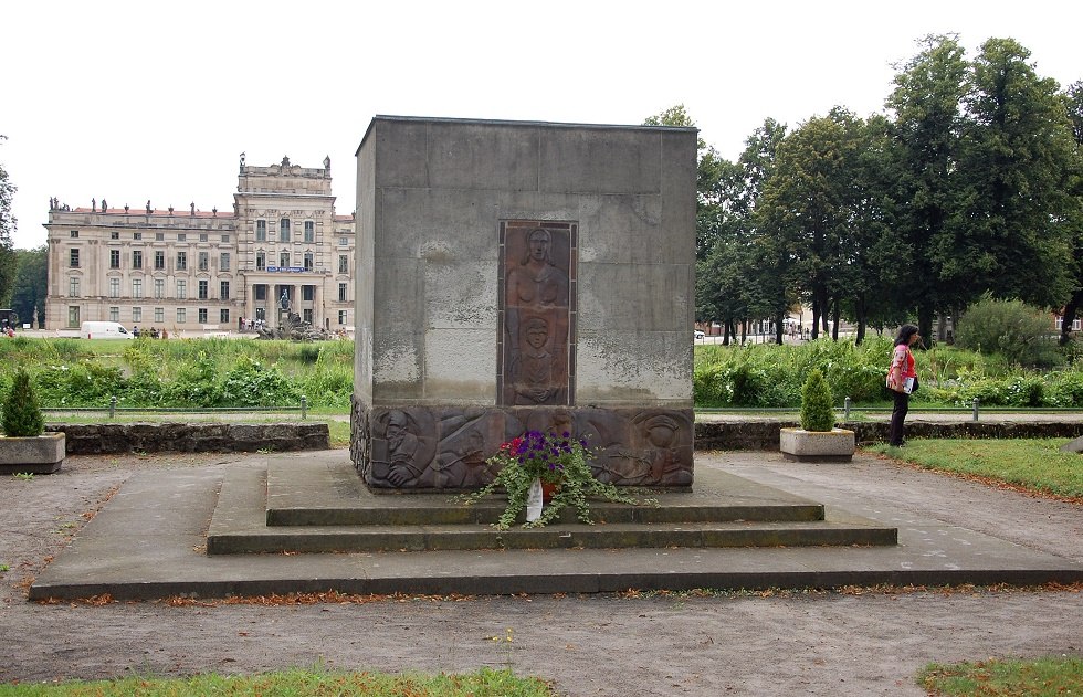 Het monument herdenkt de slachtoffers van het satellietkamp W&ouml;bbelin van het concentratiekamp Neuengamme. // &copy; Gabriele Skorupski