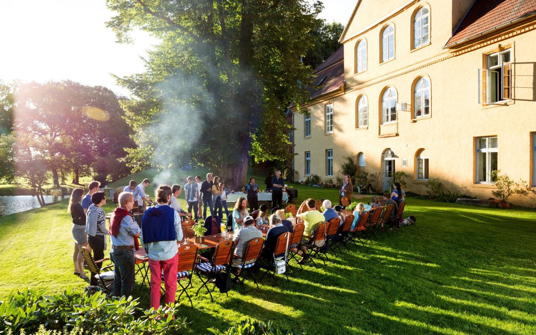Dinner with friends, © Thomas Roetting / Sylvia Pollex