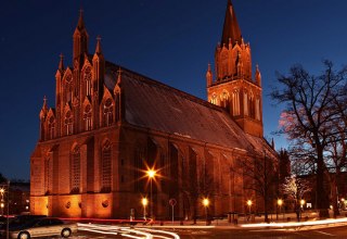 Konzertkirche Neubrandenburg bei Nacht // &copy; Oppermann Fotografie