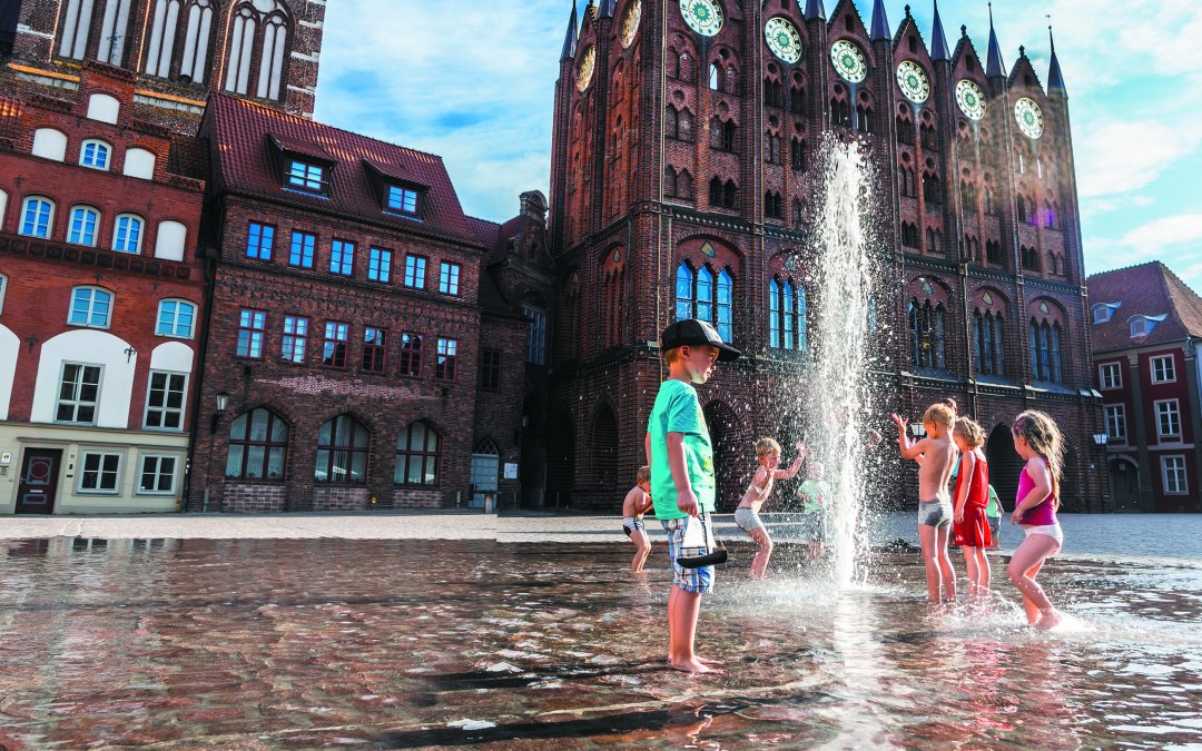 Kinder vor Rathaus, © hartdirection.de