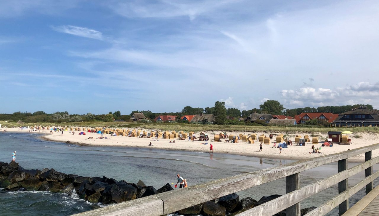 Po stronie morza znajduje się przestronna, piaszczysta plaża i molo o długości 240 metrów, © Fremdenverkehrsverein e. V. Ostseebad Wustrow - Dana Wesselburg