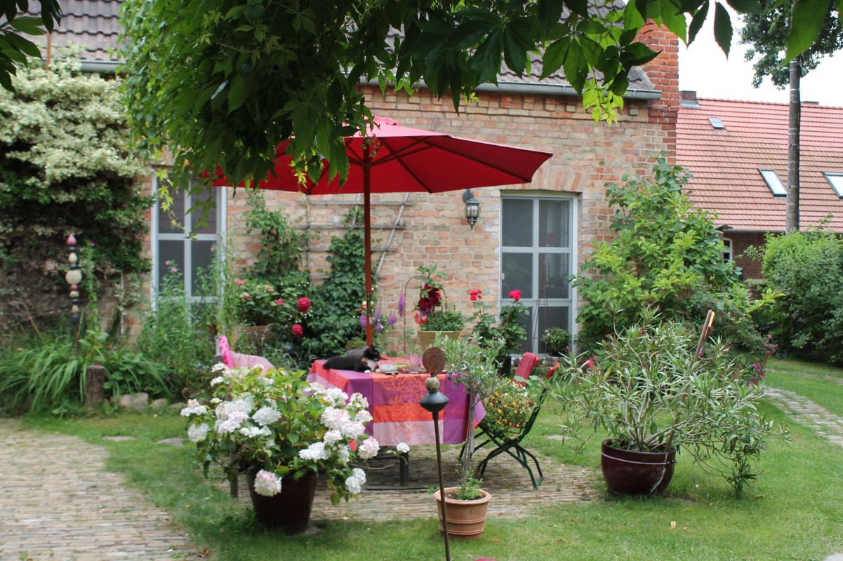 In the garden area // &copy; Susanne Fischer-Gei&szlig;ler