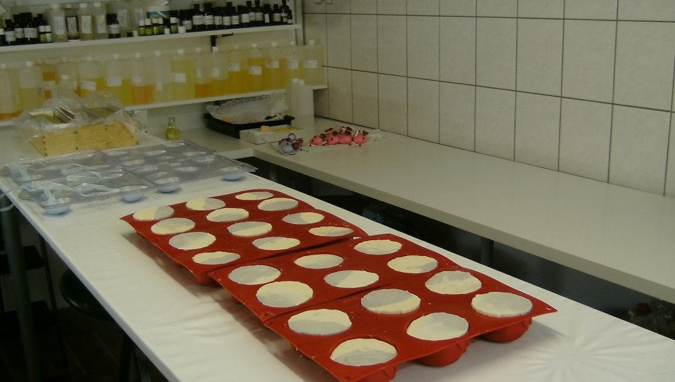 Aan het einde van de cursus neem je 2x 500g zelfgemaakte zeep mee naar huis // © S. Ziolkowski Aan het einde van de cursus neem je 2x 500g zelfgemaakte zeep mee naar huis // © S. Ziolkowski