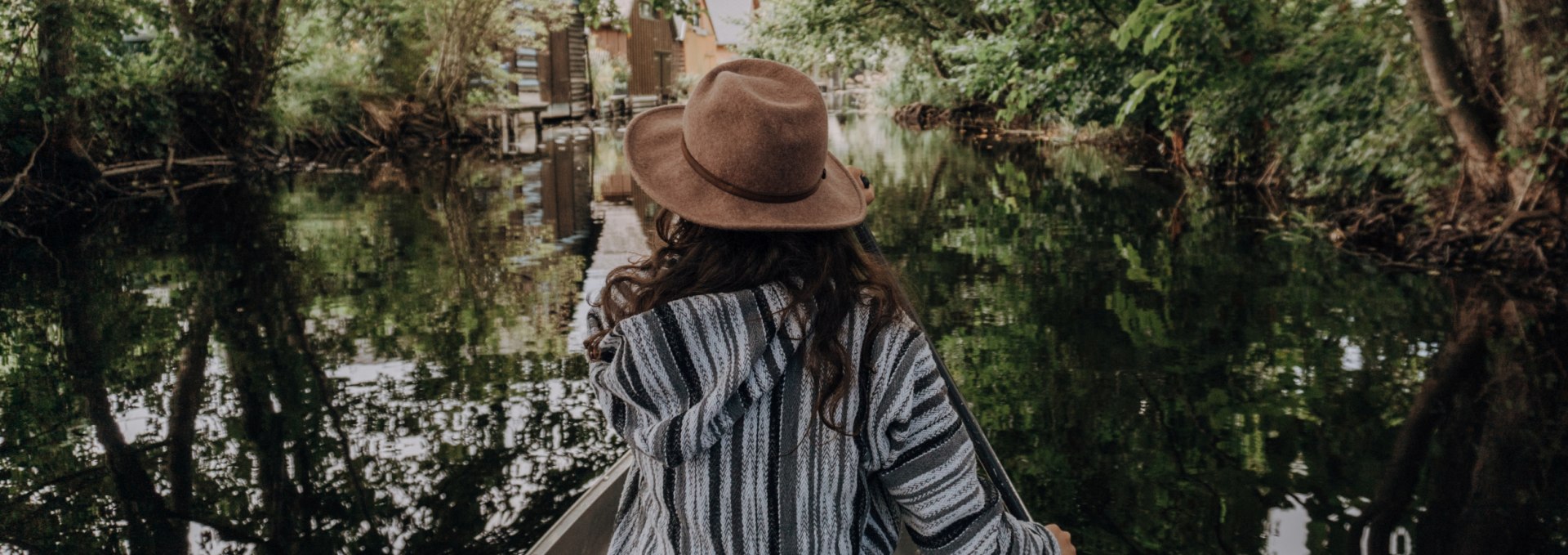 Kano&euml;n over de kleine kanaaltjes langs boothuizen.