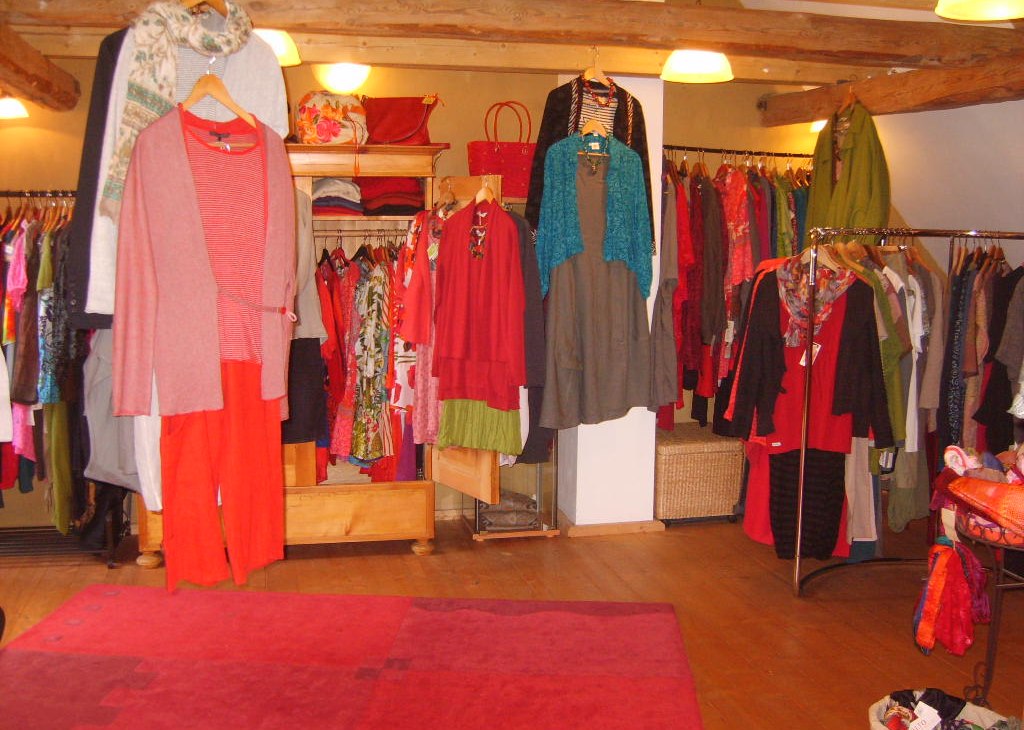In de schuurwinkel met duurzame kleding, © S.Fischer-Geißler In de schuurwinkel met duurzame kleding, © S.Fischer-Geißler