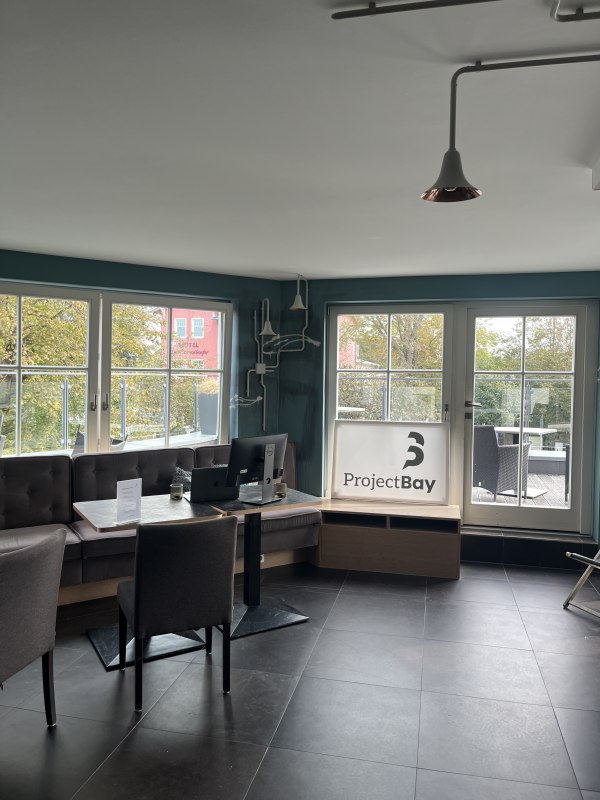 Gezellige werkplek met groot raam aan de voorkant en modern ontwerp. // &copy; Michelle Dynio