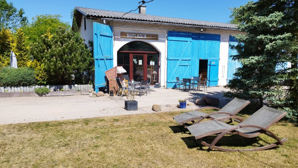 Sitzm&ouml;glichkeiten vor dem Hofladen &copy; Steffi&acute;s Hofladen, &copy; Steffi`s Hofladen