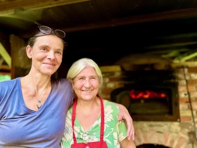 Sabine Warncke (left) and Dorothee Weckmüller (right) in front of the clay oven at the Gnevsdorf Clay Museum // © H.Miska Sabine Warncke (left) and Dorothee Weckmüller (right) in front of the clay oven at the Gnevsdorf Clay Museum // © H.Miska