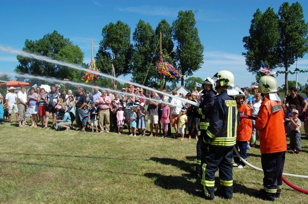 Children's festival - target spraying with the Ahrenshoop volunteer fire department, &copy; Kurverwaltung Ahrenshoop &middot; Foto Roland V&ouml;lcker