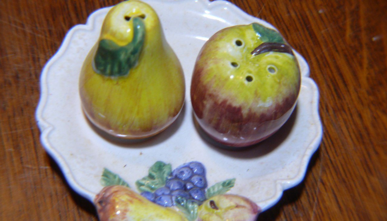 Fruit salt and pepper shaker, © Peter Ramsch