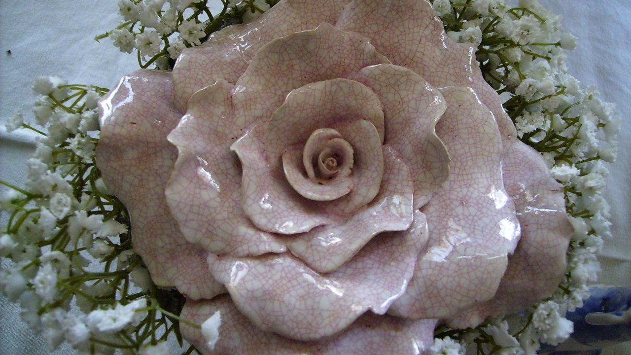 Glazed ceramic rose, &copy; Rosentau-Keramik/Rehfeld