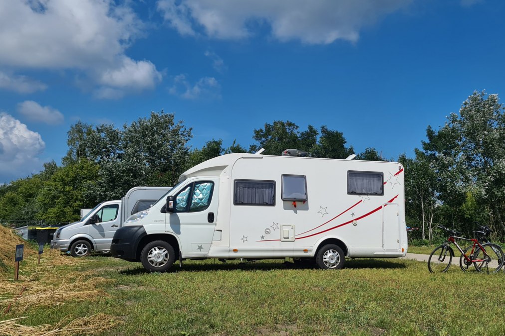 Motorhome parking directly near the Marina Müritz, © KUHNLE-TOURS