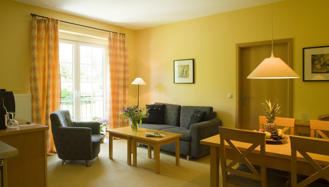 Woonruimte vakantieflat met uitzicht op de tuin, © FerienResidenz MüritzPark