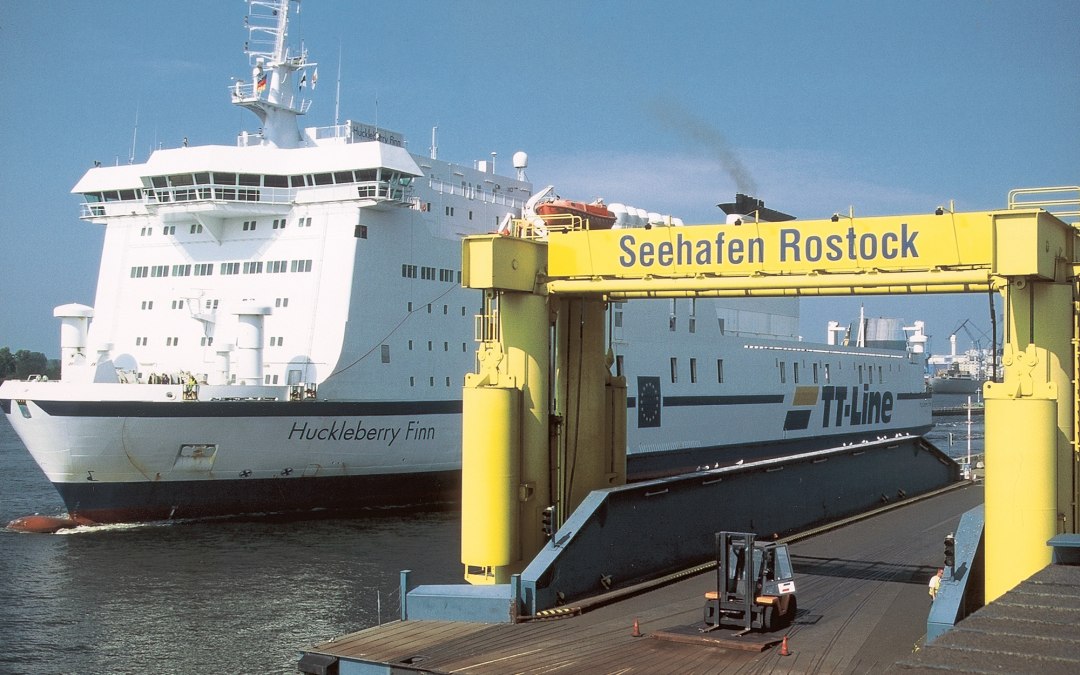 Zeehaven Rostock met Huckleberry Finn, © TT-Line