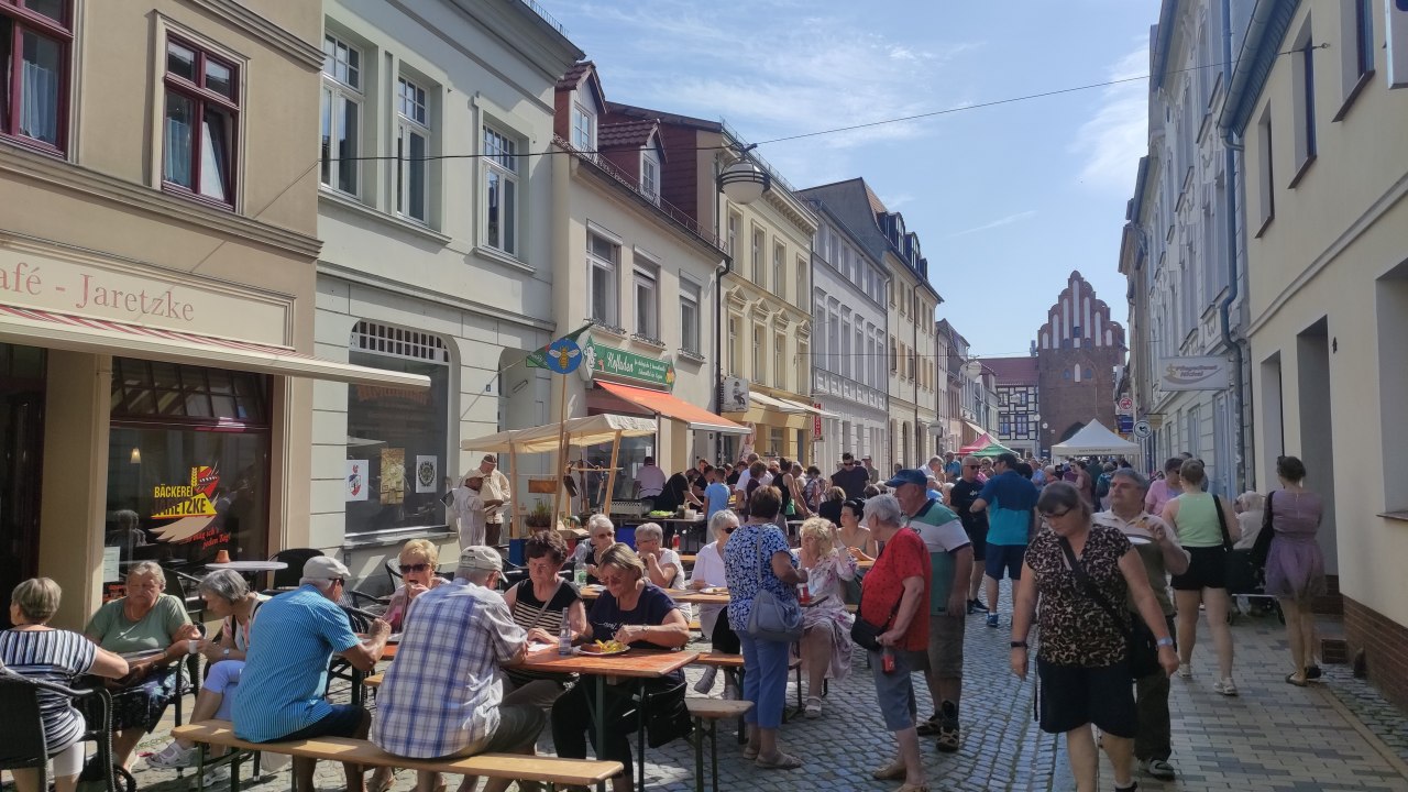 TETEROW OFFEN colorful hustle and bustle in the city center Photo Jana Koch, © Jana Koch TETEROW OFFEN colorful hustle and bustle in the city center Photo Jana Koch, © Jana Koch